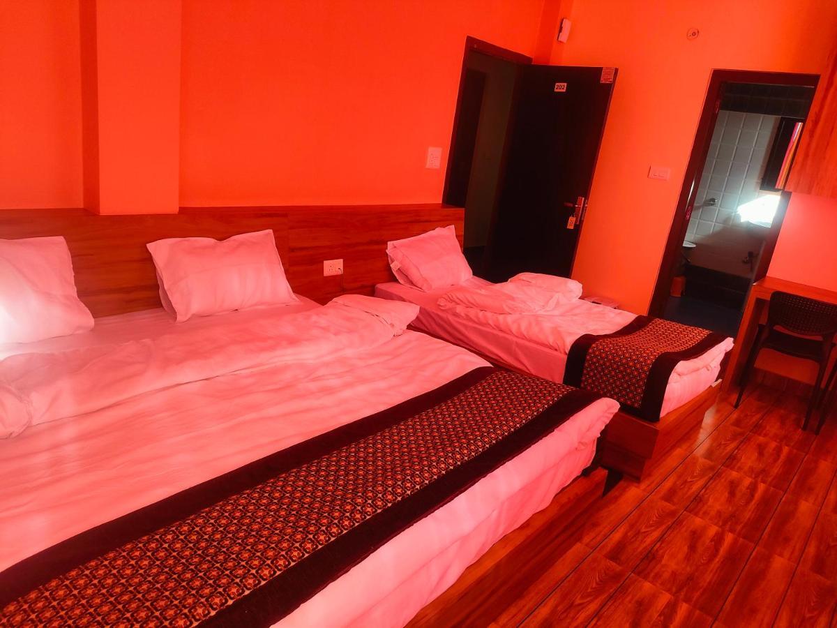 Hotel Rishabh And Banquet Hall Pithorāgarh エクステリア 写真