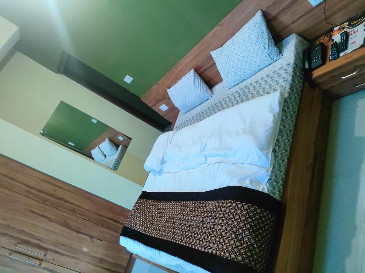 Hotel Rishabh And Banquet Hall Pithorāgarh エクステリア 写真