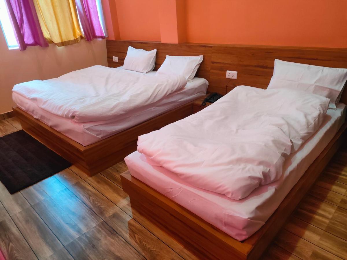 Hotel Rishabh And Banquet Hall Pithorāgarh エクステリア 写真